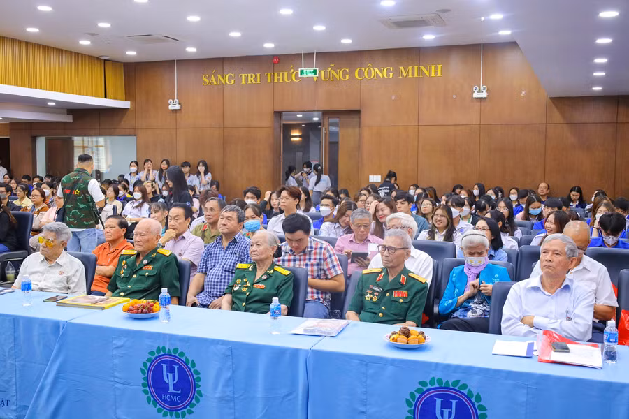 Tọa đàm "Giữ lửa truyền thống" - nhân kỉ niệm 48 năm Ngày giải phóng miền Nam thu hút đông đảo sinh viên tham gia. Tọa đàm "Giữ lửa truyền thống" - nhân kỉ niệm 48 năm Ngày giải phóng miền Nam thu hút đông đảo sinh viên tham gia.