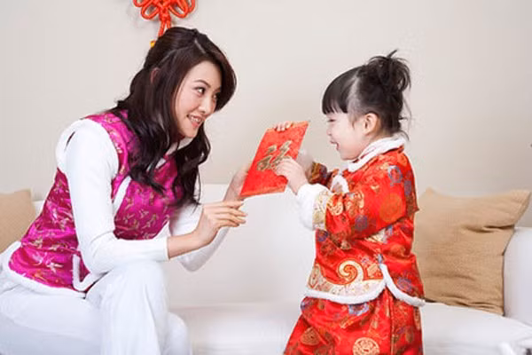 Trẻ nhỏ tới chúc Tết, bố mẹ bắt cả vợ cả chồng lì xì, nàng dâu nói ra sự thật khiến họ lặng thinh
