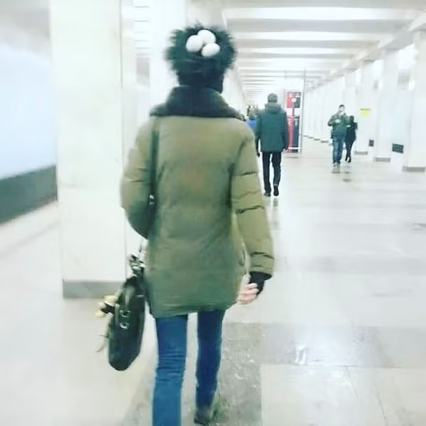 Kiểu mũ khiến người đối diện giật mình thon thót mỗi khi chủ nhân sai bước và tự hỏi khi nào trứng nở.