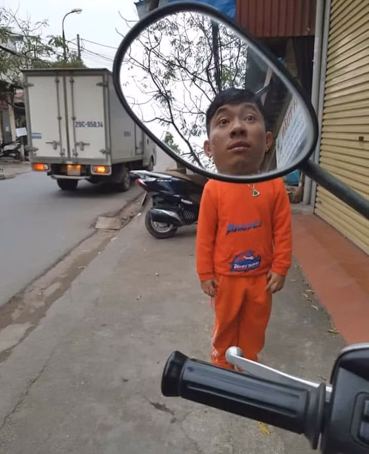 Mặt già bằng chú rồi mà cứ đòi lì xì