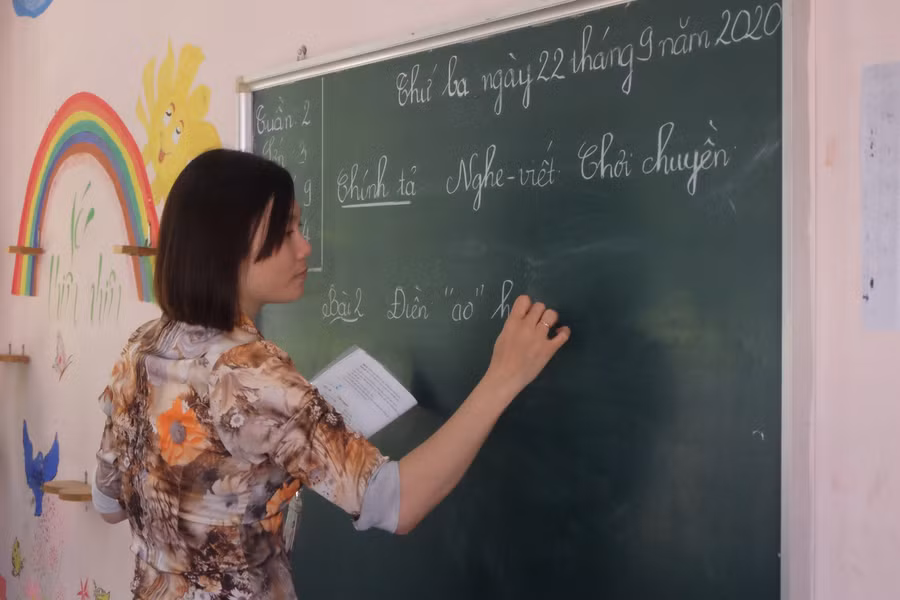 Cô Giang ra bài tập cho các em học sinh