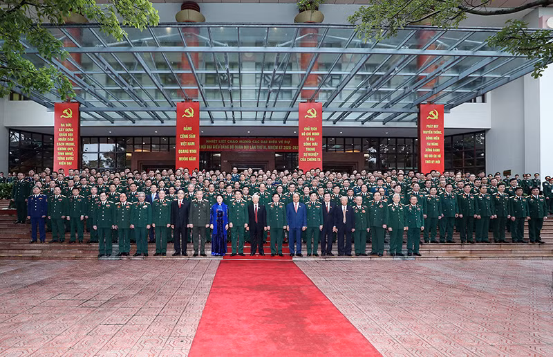 Tổng Bí thư, Chủ tịch nước Nguyễn Phú Trọng chụp ảnh kỷ niệm cùng các đại biểu tham dự Đại hội . Ảnh: Bộ Quốc phòng
