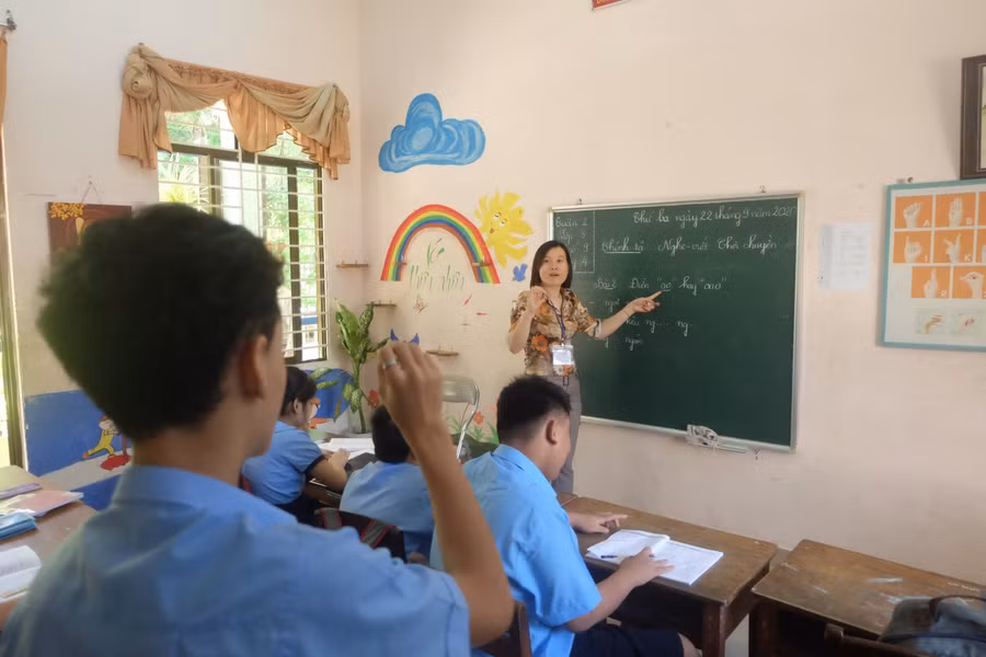 Do học sinh bị khiếm thính nên phải dùng bằng ngôn ngữ và ký hiệu riêng giảng dạy.