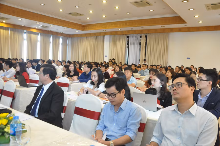 Có gần 300 cán bộ phụ trách truyền thông các cơ sở giáo dục đại học tham gia Tập huấn. Có gần 300 cán bộ phụ trách truyền thông các cơ sở giáo dục đại học tham gia Tập huấn.