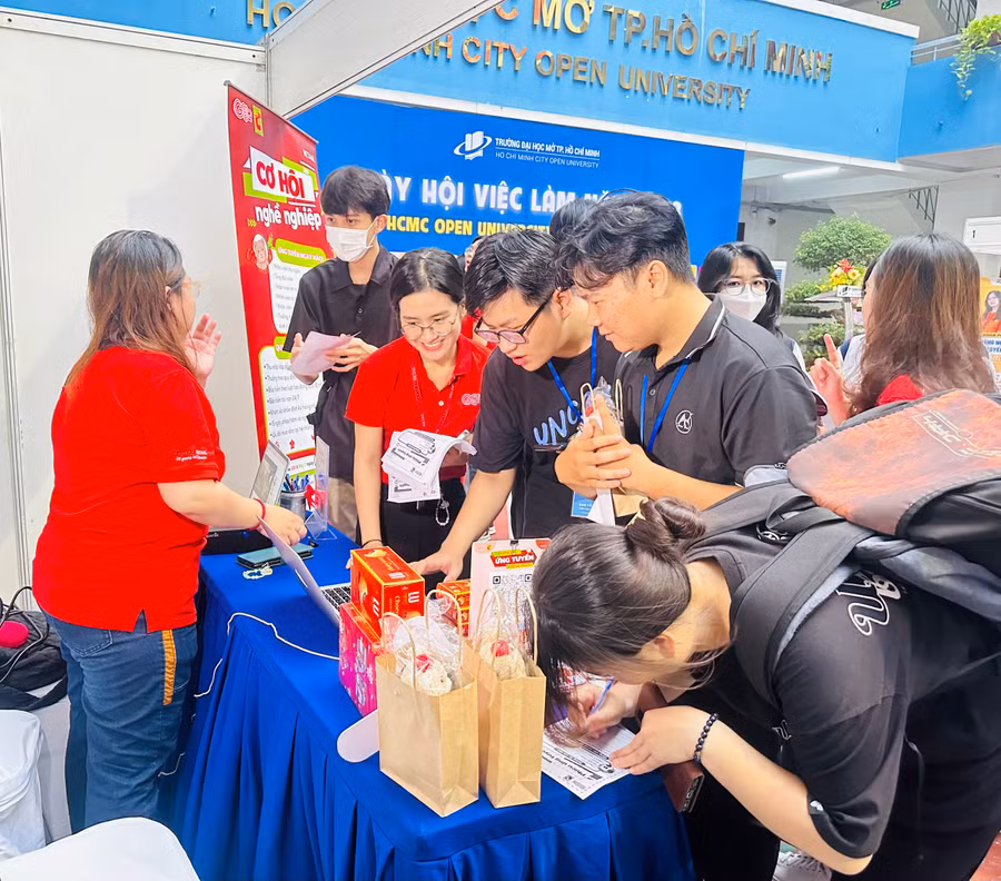 Sinh viên nộp hồ sơ ứng tuyển vào một doanh nghiệp.