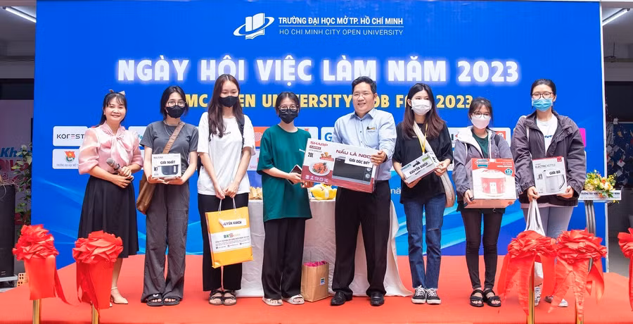 Một doanh nghiệp trao quà cho sinh viên.