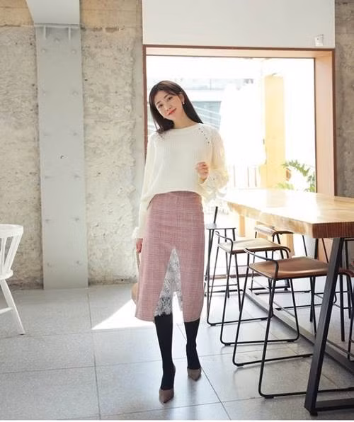 Mùa lạnh, đây là 4 gợi ý diện váy đi làm vừa ấm vừa xinh mà các nàng nên biết-3