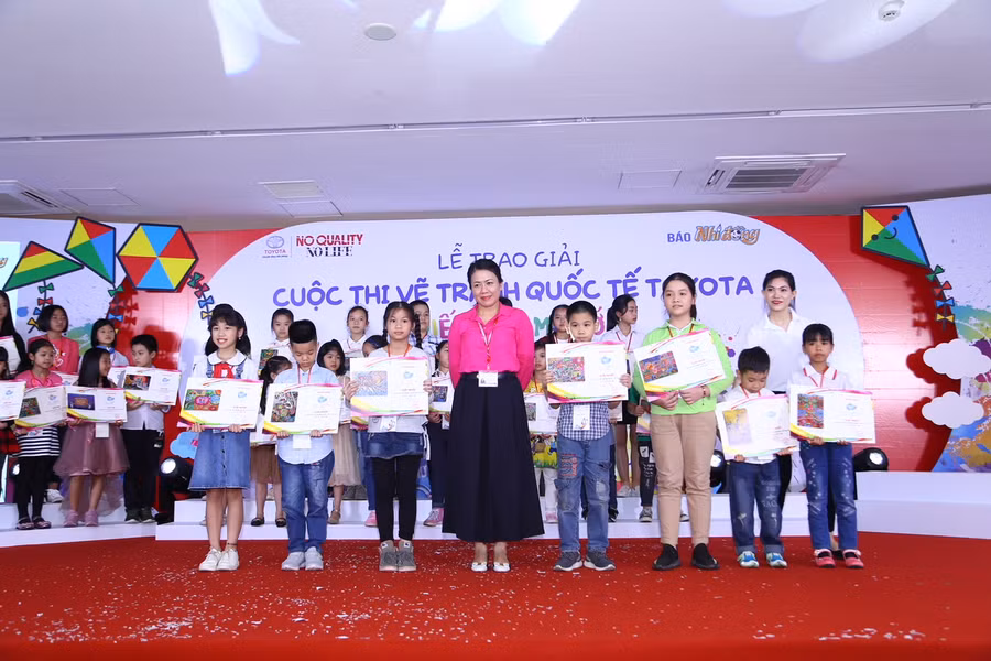 Bà Đỗ Thu Hoàng – Phó Tổng Giám đốc TMV trao giải thưởng cho các em học sinh đạt giải