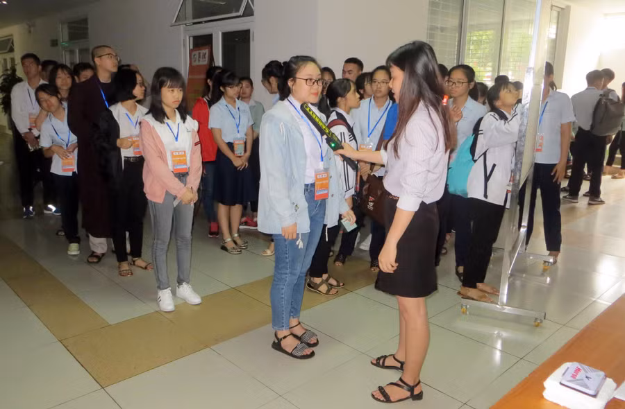 Các thí sinh được kiểm tra trước khi vào phòng thi Các thí sinh được kiểm tra trước khi vào phòng thi