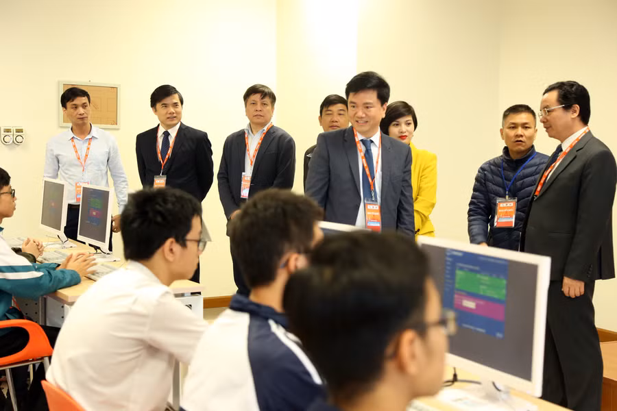 Ban tổ chức kiểm tra phòng thi Ban tổ chức kiểm tra phòng thi
