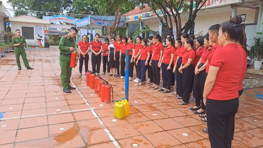 Công an huyện Điện Biên hướng dẫn giáo viên sử dụng bình cứu hỏa.