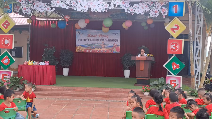 Cô giáo Hoàng Thị Hà, Phó hiệu trưởng nhà trường đã chia sẻ tại buổi tuyên truyền. Cô giáo Hoàng Thị Hà, Phó hiệu trưởng nhà trường đã chia sẻ tại buổi tuyên truyền.