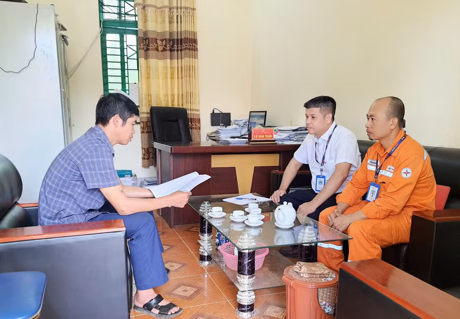 Điện lực TP Điện Biên Phủ làm việc với UBND Xã về thay đổi ngày ghi chỉ số.