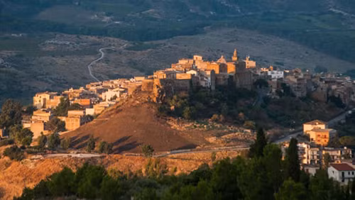 Thị trấn Sambuca nằm trên mộtđỉnh đồi ở đảo Sicily, Italy. Ảnh: CNN