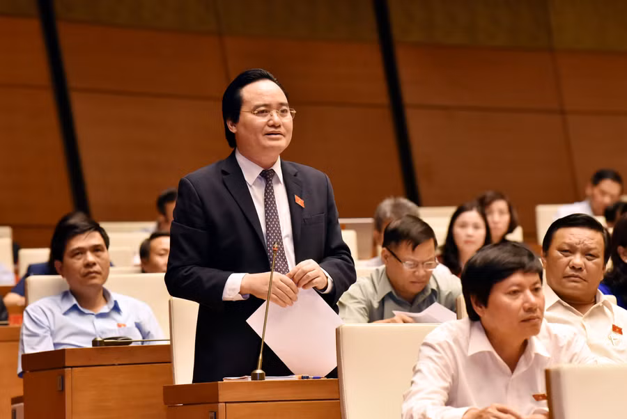 Bộ trưởng Bộ GD&ĐT Phùng Xuân Nhạ trả lời chất vấn trước Quốc hội tại hội trường chiều ngày 30/10. Ảnh Lâm Hiển