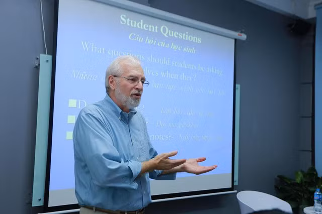 Ông Kevin Mattingly đang chia sẻ về những lầm tưởng trong việc học.