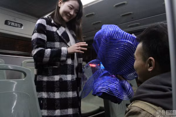 Chàng trai thuê xe buýt để ngỏ lời cầu hôn bạn gái ảnh 2