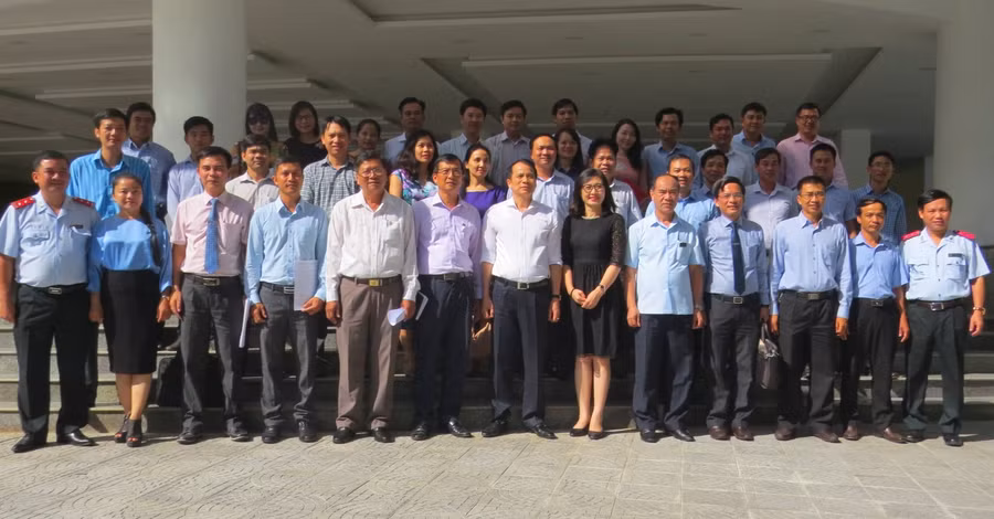 Các đại biểu chụp ảnh lưu niệm cùng với các học viên vừa được cấp thẻ CTV thanh tra giáo dục
