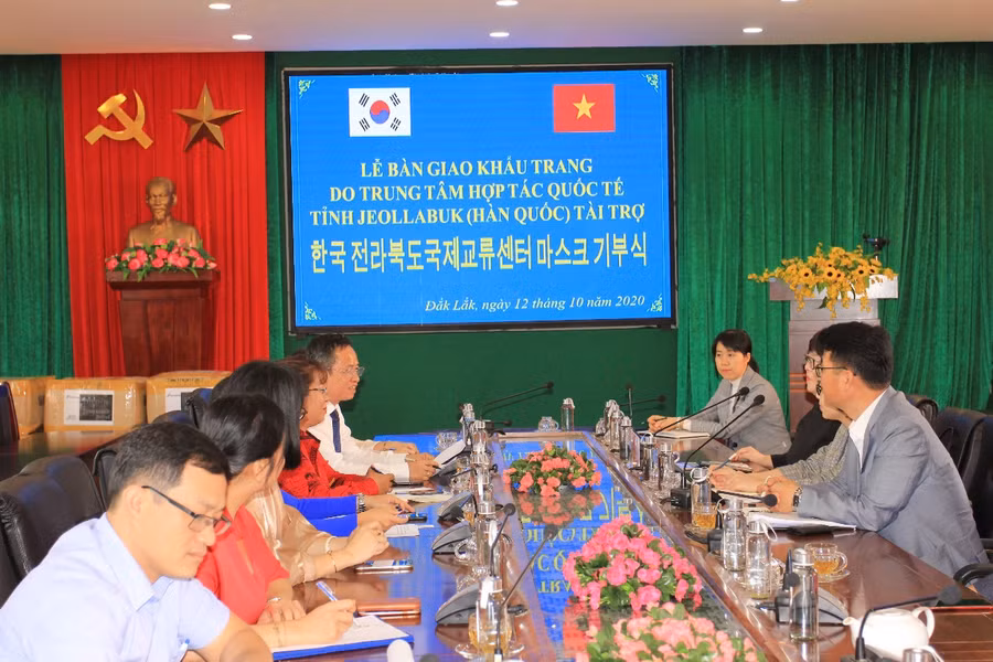 Các đại biểu tại đầu cầu Sở GD&ĐT Đắk Lắk