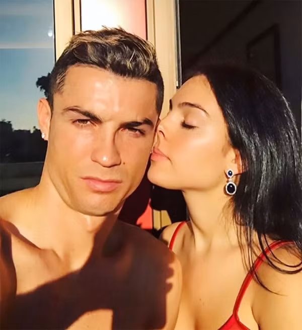 Chân sút Real và người đẹp Tây Ban Nha bên nhau hai năm nay và đón con gái đầu lòng tháng 11 năm ngoái.