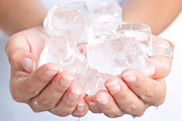 Ngay khi nhận thấy da bị bỏng nắng, hãy dùng đá viên bọc vào khăn lạnh và đắp lên da. Nước lạnh sẽ làm giảm nhiệt nhanh chóng cho làn da, chống sưng và hạn chế tổn thương. Không nên dùng đá chà xát lên dà mà chỉ cần đắp lên để làm dịu. Ngay khi nhận thấy da bị bỏng nắng, hãy dùng đá viên bọc vào khăn lạnh và đắp lên da. Nước lạnh sẽ làm giảm nhiệt nhanh chóng cho làn da, chống sưng và hạn chế tổn thương. Không nên dùng đá chà xát lên dà mà chỉ cần đắp lên để làm dịu.