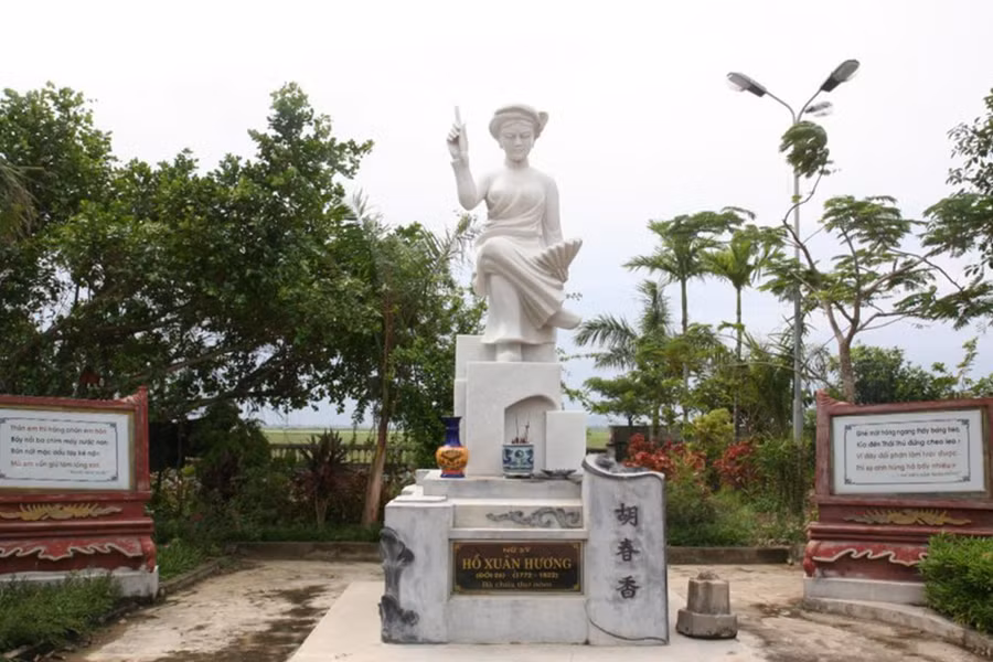 Tượng Hồ Xuân Hương trong khuôn viên nhà thờ họ Hồ ở xã Quỳnh Đôi, huyện Quỳnh Lưu. Tượng Hồ Xuân Hương trong khuôn viên nhà thờ họ Hồ ở xã Quỳnh Đôi, huyện Quỳnh Lưu.