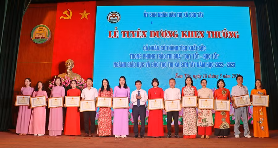 Ông Lê Đại Thăng - Phó Chủ tịch UBND thị xã Sơn Tây (giữa) trao giấy khen cho các giáo viên có thành tích xuất sắc trong phong trào thi đua “Dạy tốt - Học tốt” năm học 2022-2023. 