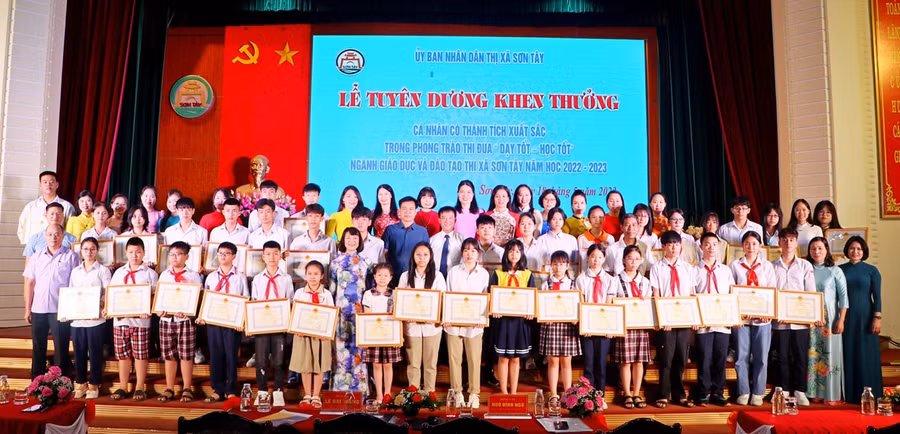 Tại chương trình, lãnh đạo Thị xã Sơn Tây đã trao thưởng cho 213 thầy cô, học sinh đạt thành tích cao trong phong trào thi đua năm học vừa qua. Tại chương trình, lãnh đạo Thị xã Sơn Tây đã trao thưởng cho 213 thầy cô, học sinh đạt thành tích cao trong phong trào thi đua năm học vừa qua.