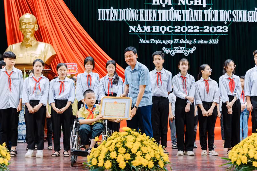 Lãnh đạo huyện Nam Trực trao thưởng cho các em đạt thành tích cao trong học tập, vượt khó học giỏi.