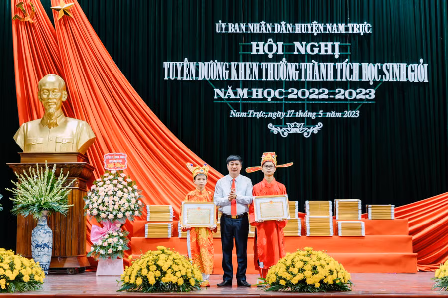 Lãnh đạo UBND huyện Nam Trực trao thưởng cho các học sinh xuất sắc đoạt giải "Trạng nguyên Nguyễn Hiền" năm học 2022-2023. Lãnh đạo UBND huyện Nam Trực trao thưởng cho các học sinh xuất sắc đoạt giải "Trạng nguyên Nguyễn Hiền" năm học 2022-2023.