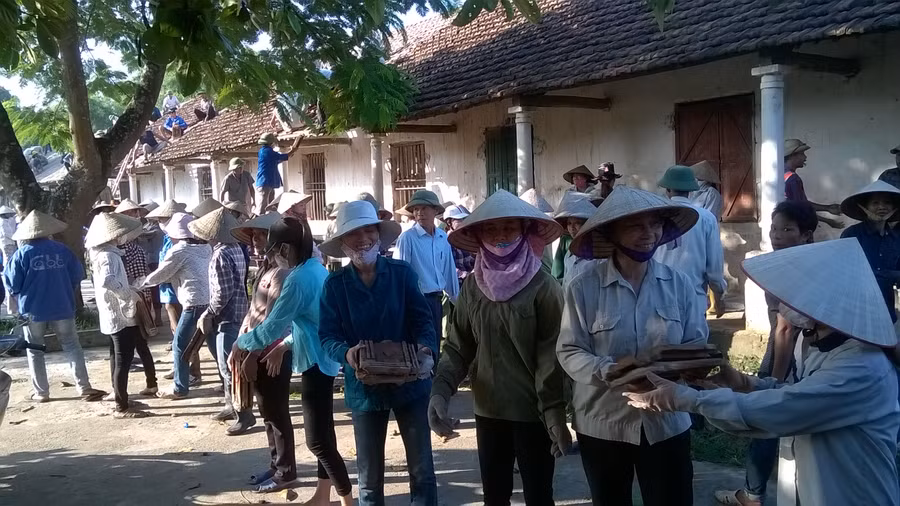 Hội viên khuyến học và hội viên phụ nữ hỗ trợ trường Tiểu học tháo dỡ lớp học để xây dựng công trình mới Hội viên khuyến học và hội viên phụ nữ hỗ trợ trường Tiểu học tháo dỡ lớp học để xây dựng công trình mới
