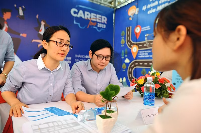 Sinh viên tham gia phỏng vấn tìm kiếm cơ hội việc làm.