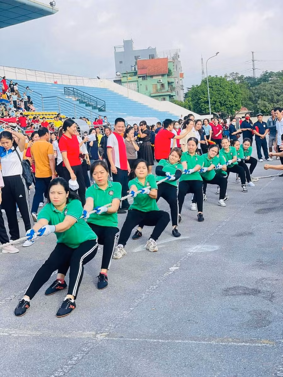Các vận động viên tham gia thi Kéo co với tinh thần sôi nổi.