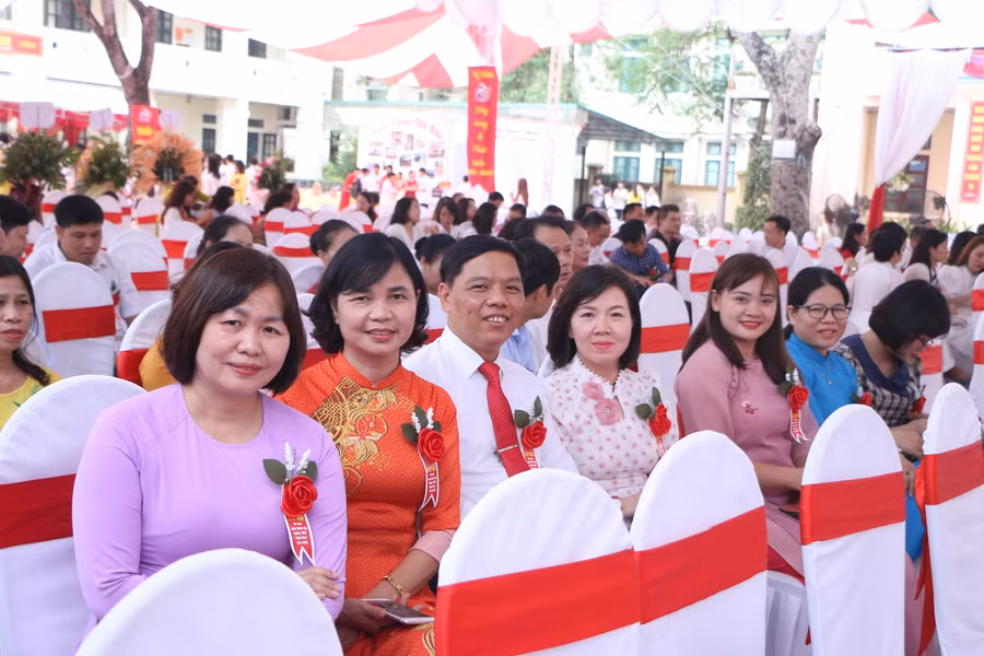 Đông đảo đại biểu, khách mời từ các trường bạn, các thế hệ cựu học sinh về tham dự buổi lễ. Đông đảo đại biểu, khách mời từ các trường bạn, các thế hệ cựu học sinh về tham dự buổi lễ.