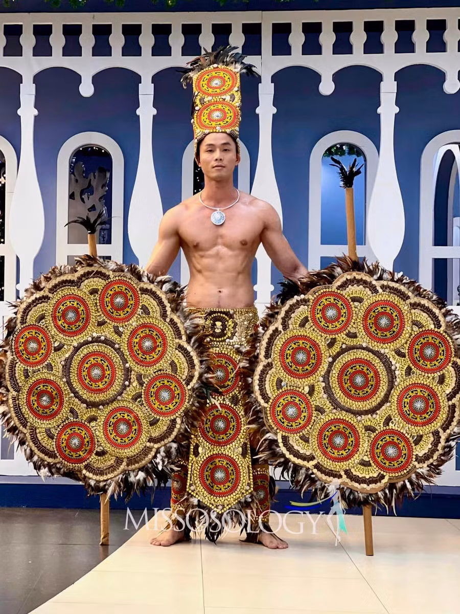 Nguyễn Vũ Linh đã mang đến Mister Grand International bộ trang phục mang tên “Trống đồng” của NTK Nguyễn Việt Hùng.