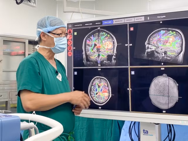 Robot AI hòa hình MRI, DTI.. cho thấy rõ các bó sợi thần kinh và khối máu tụ chèn ép trong não người bệnh. (Ảnh: Nguyễn Trăm) Robot AI hòa hình MRI, DTI.. cho thấy rõ các bó sợi thần kinh và khối máu tụ chèn ép trong não người bệnh. (Ảnh: Nguyễn Trăm)