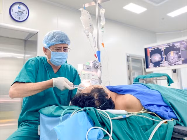 Bác sĩ Lưu Kính Khương gây tê cục bộ cho người bệnh trước ca mổ. (Ảnh: Nguyễn Trăm) Bác sĩ Lưu Kính Khương gây tê cục bộ cho người bệnh trước ca mổ. (Ảnh: Nguyễn Trăm)