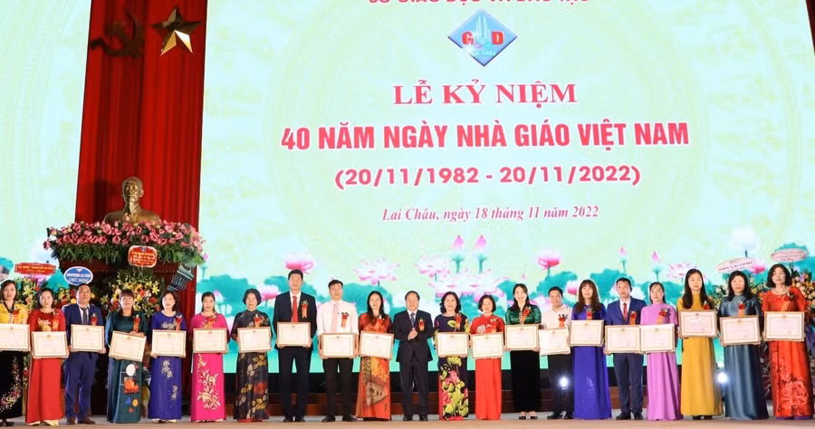 Các tập thể, cá nhân được UBND tỉnh Lai Châu tặng Bằng khen.