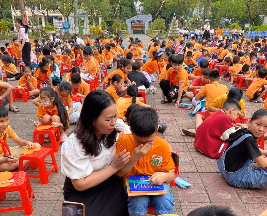 Cô Nguyễn Thị Lan Anh, Hiệu trưởng trường Tiểu học Hoàng Văn Thụ chia sẻ tình cảm với học sinh.