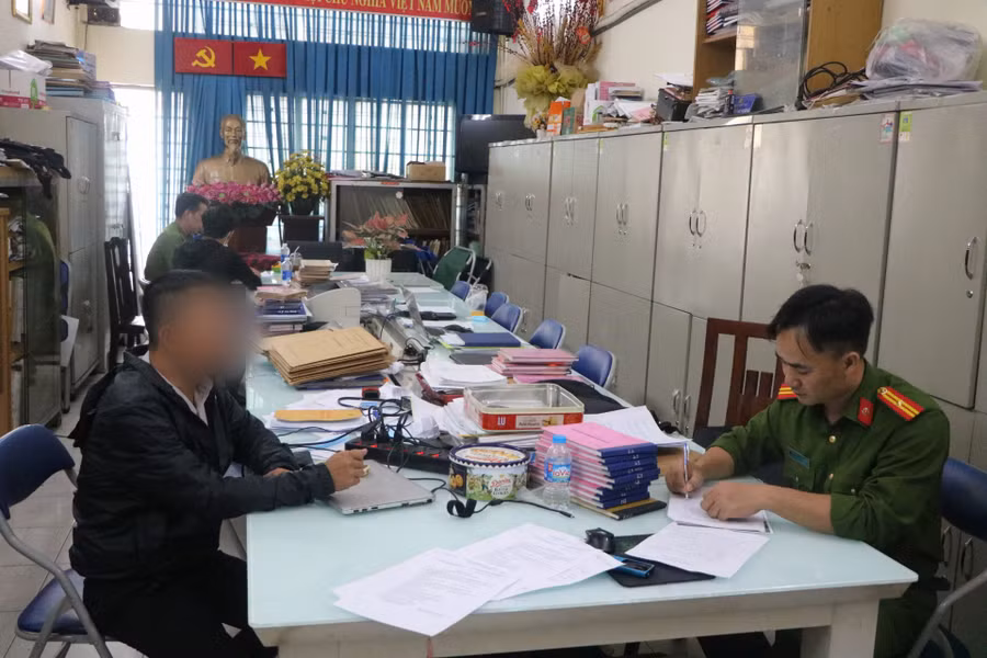Công an làm việc với L. Công an làm việc với L.