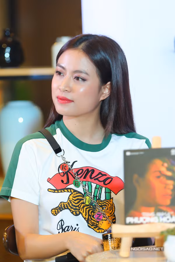 Với câu hỏi tại sao không đợi scandal lắng xuống rồi tìm đường lấy chồng, có cuộc sống hạnh phúc, êm đềm như một số mỹ nhân showbiz từng lựa chọn, Hoàng Thùy Linh chia sẻ cái tên của cô đã quá nhiều người biết, cô không thể khiến mọi người quên quá khứ của mình được. "Những người còn nghĩ về chuyện cũ của tôi chắc chắn sẽ không phải người yêu tôi. Tôi muốn người đàn ông của mình biết nghĩ cho tương lai, luôn ủng hộ, chia sẻ với tôi mọi chuyện. Nếu người ấy chỉ nghĩ về chuyện quá khứ, tôi không bao giờ lấy họ làm chồng. Tôi sẽ tự chọn chồng chứ không bị động đợi có người chịu lấy mình làm vợ đâu. Chồng tôi nhất định phải là người tài giỏi và cùng tôi tạo nên tương lai tốt đẹp", cô nói. Với câu hỏi tại sao không đợi scandal lắng xuống rồi tìm đường lấy chồng, có cuộc sống hạnh phúc, êm đềm như một số mỹ nhân showbiz từng lựa chọn, Hoàng Thùy Linh chia sẻ cái tên của cô đã quá nhiều người biết, không thể làm cho mọi người quên quá khứ của cô được. Tôi chỉ yêu người nào không để tâm tới chuyện cũ của tôi. Tôi muốn người đàn ông của mình biết nghĩ cho tương lai, luôn ủng hộ, chia sẻ với tôi mọi chuyện. Nếu người ấy chỉ nghĩ về chuyện quá khứ, tôi không bao giờ lấy họ làm chồng. Tôi sẽ tự chọn chồng chứ không bị động đợi có người chịu lấy mình làm vợ đâu. Chồng tôi nhất định phải là người tài giỏi và cùng tôi tạo nên tương lai tốt đẹp, cô nói.