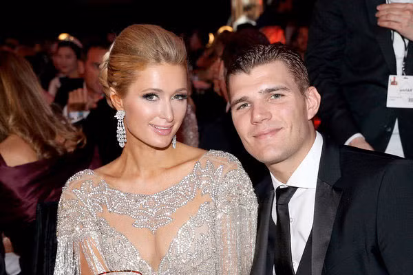 Paris và Chris Zylka đang chọn địa điểm cưới.