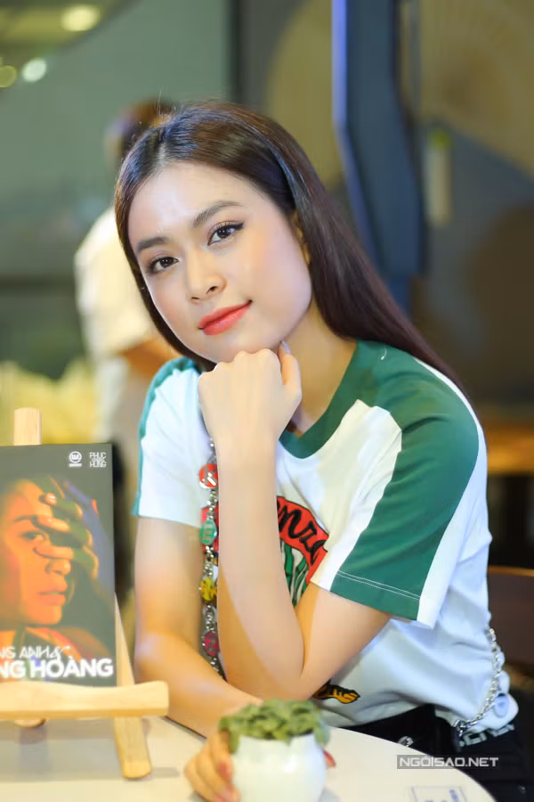 Trong buổi gặp gỡ độc giả, Hoàng Thùy Linh cho biết, cô bất ngờ vì cuốn sách được nhiều bạn trẻ và cả các bậc phụ huynh quan tâm tìm đọc và cho những nhận xét quý báu. Tác phẩm kể về hành trình vượt qua sóng gió của Hoàng Thùy Linh và quan điểm làm nghề, triết lý cuộc sống cô đúc kết trong 10 năm hoạt động nghệ thuật. "Trải qua sai lầm bạn mới chạm tới thành công. Con người không ai hoàn hảo. Bây giờ tôi muốn cống hiến hết mình, tạo ra những sản phẩm sáng tạo, có ý nghĩa với xã hội", nữ ca sĩ nói. Trong buổi gặp gỡ độc giả tại TP HCM, Hoàng Thùy Linh cho biết, cô bất ngờ vì cuốn sách được nhiều bạn trẻ và cả các bậc phụ huynh quan tâm tìm đọc và cho những nhận xét quý báu. Tác phẩm kể về hành trình vượt qua sóng gió của Hoàng Thùy Linh và quan điểm làm nghề, triết lý cuộc sống cô đúc kết trong 10 năm hoạt động nghệ thuật. Trải qua sai lầm bạn mới chạm tới thành công. Con người không ai hoàn hảo. Bây giờ tôi muốn cống hiến hết mình, tạo ra những sản phẩm sáng tạo, có ý nghĩa với xã hội, nữ ca sĩ nói.