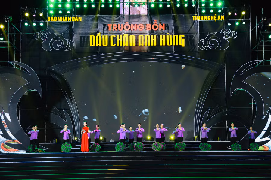 Nhiều tiết mục đặc sắc, ý nghĩa tại chương trình nghệ thuật. (Ảnh: Hồ Lài)