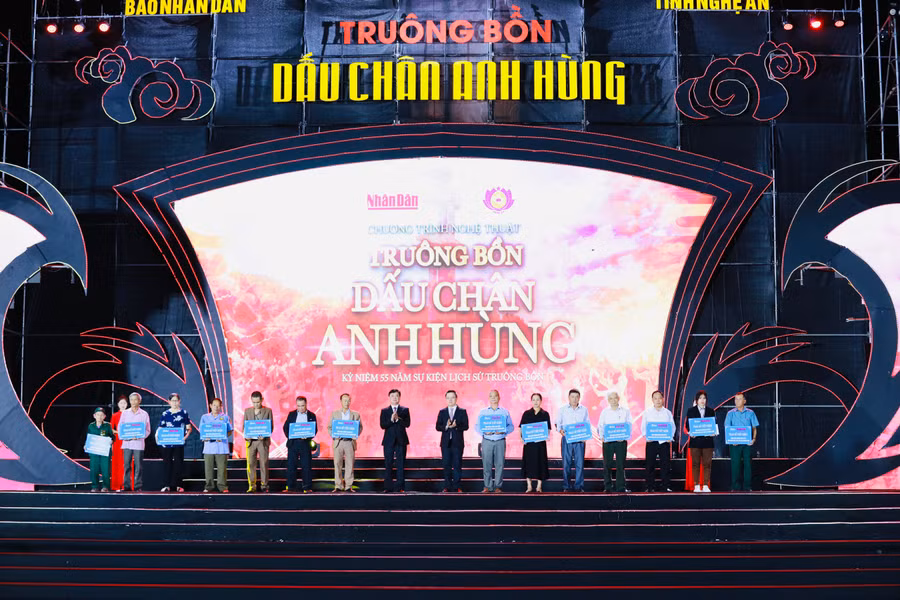 Ban Tổ chức trao tặng 14 sổ tiết kiệm tới thân nhân liệt sĩ. (Ảnh: Hồ Lài)