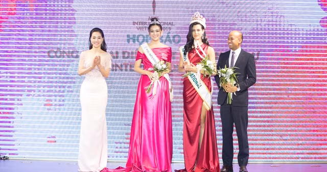 Đương kim Hoa hậu Quốc tế 2018 – Miss Mariem Velazco trao sash dự thi cho Á hậu Nguyễn Tường San.