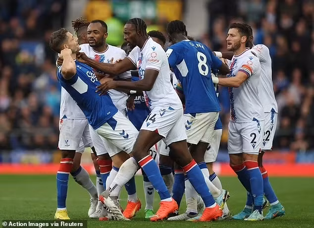 Everton cũng đã bị FA kỷ luật hồi tháng 10 với lí do tương tự.