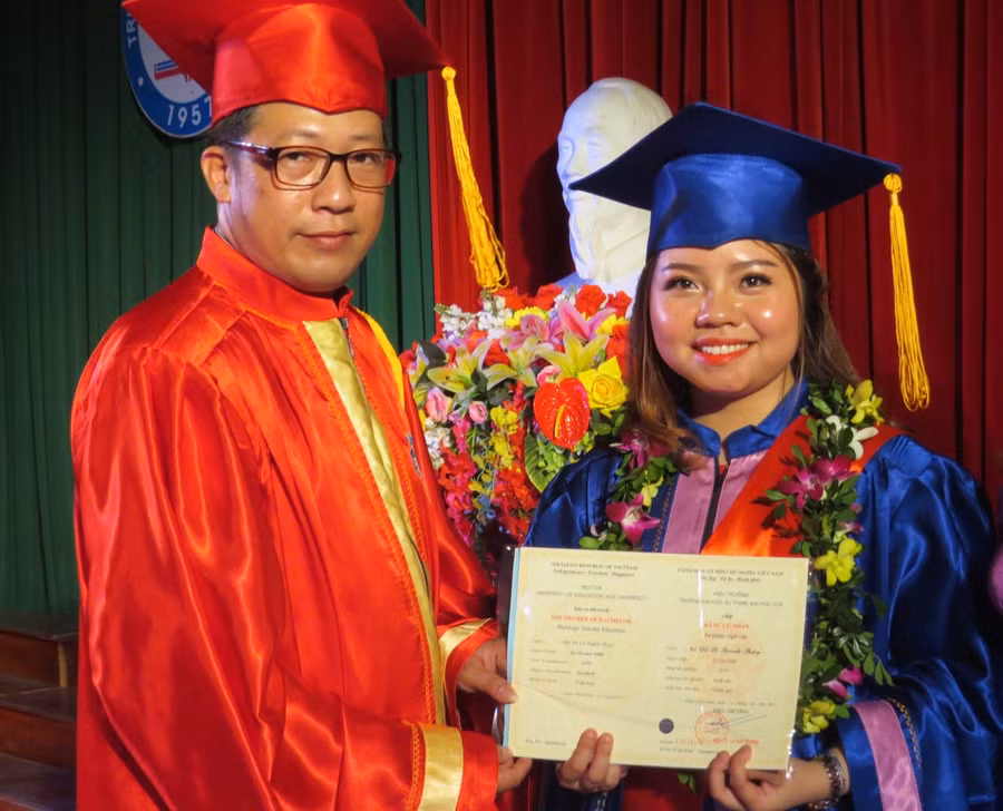 PGS.TS Lê Anh Phương – Hiệu trưởng Trường ĐHSP Huế trao bằng cử nhân cho SV Đỗ Lê Thanh Thủy - thủ khoa của trường ĐHSP Huế khóa học 2014-2018