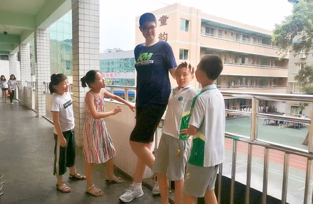 11 tuổi cao 2m06 - cậu bé trở thành ứng viên sáng giá cho kỷ lục Guinness ảnh 1