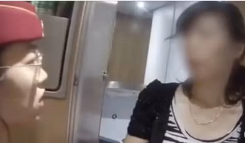 {title} Dừng cả đoàn tàu vì hành khách xịt kem chống nắng